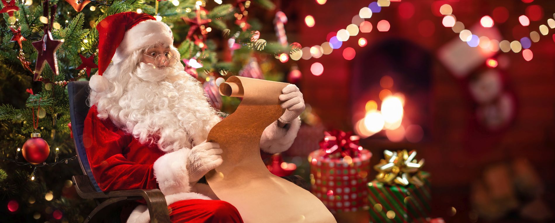 Photo du Père Noël lisant une liste de jouets à fabriquer