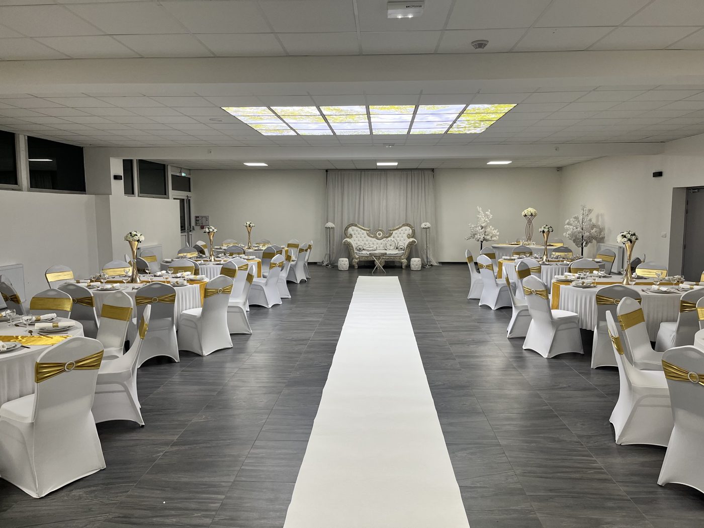 Salle Aphrodite dressée pour un mariage blanc et or — Team Square Events