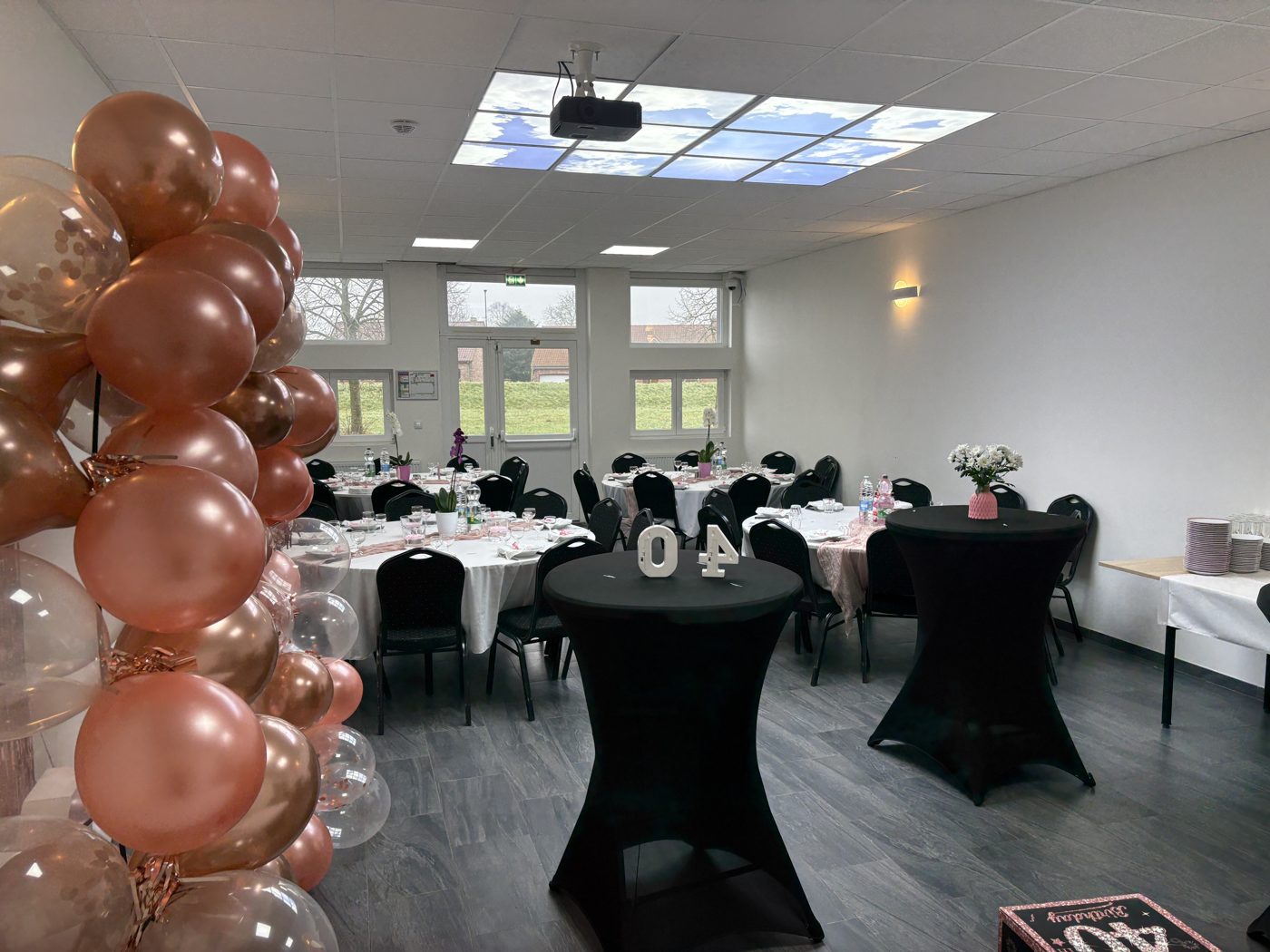 Salle Ouranos décorée pour un anniversaire 40 ans, ballons rose gold — Team Square Events
