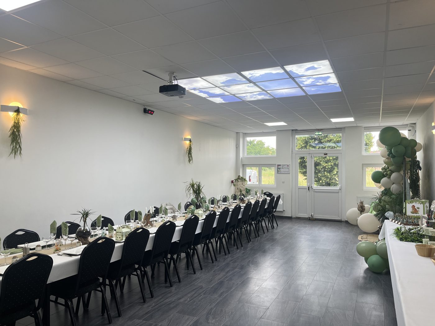 Arche de ballons verte et décor dinosaures pour un anniversaire d'enfant — Team Square Events