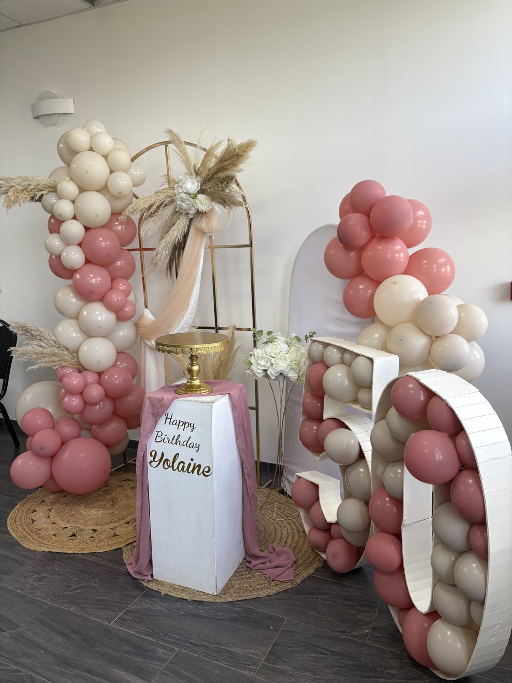 Décor ballons rose et crème dans une salle de réception — Team Square Events