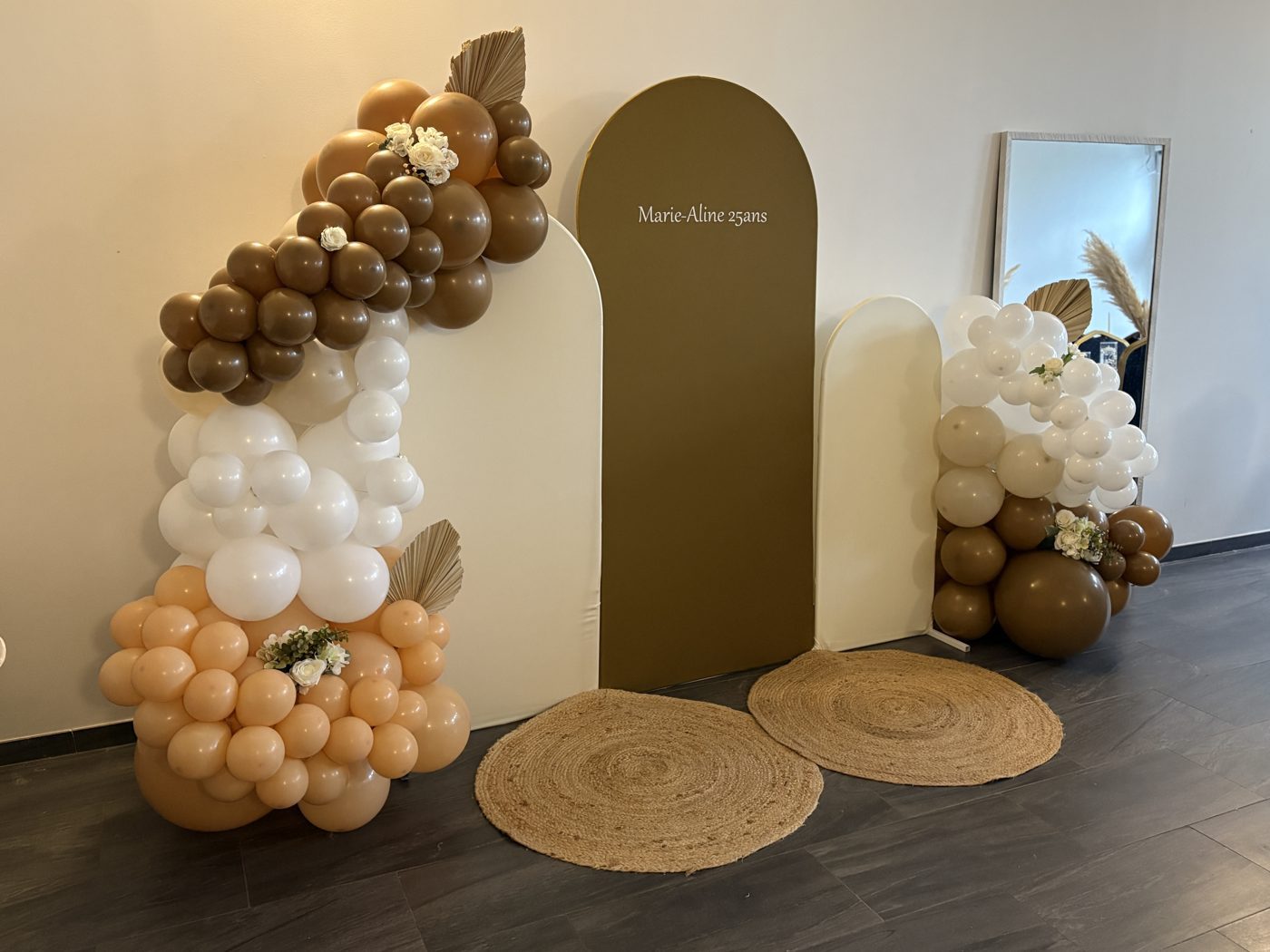 Décor ballons boho marron et blanc — Team Square Events
