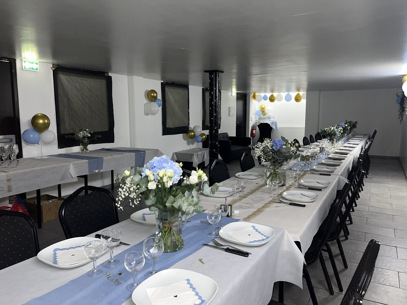 Salle Dionysos décorée en bleu et or pour un baptême — Team Square Events