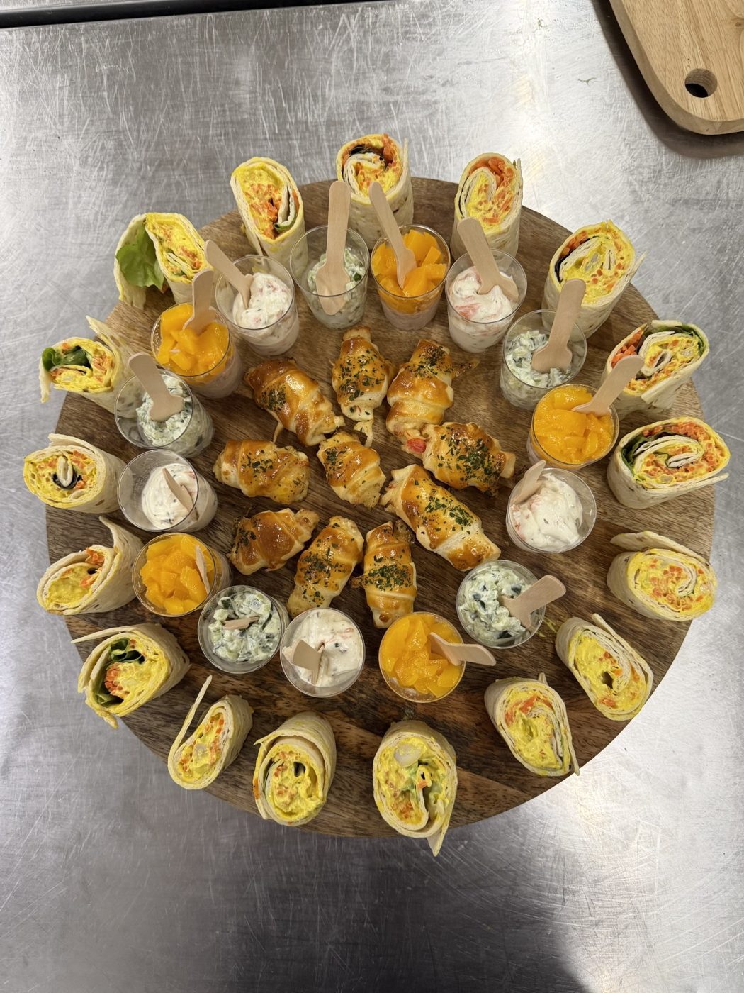 Plateau apéritif en bois : wraps, verrines et mini-croissants feuilletés — Team Square Events