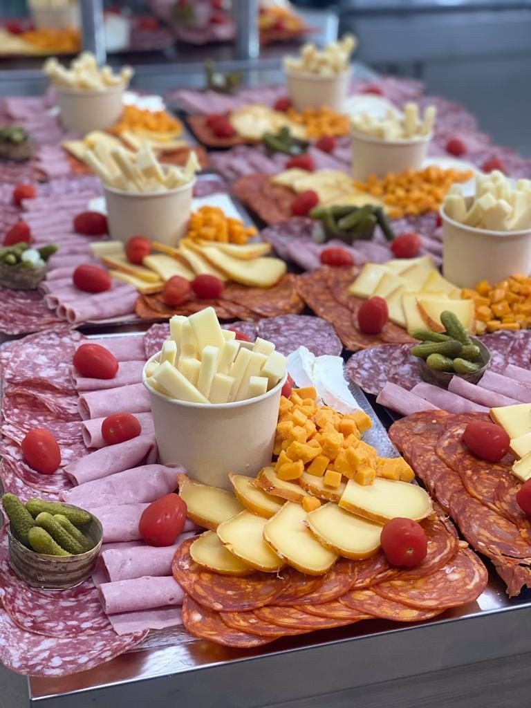 Planches de charcuterie et fromages avec cornichons et tomates cerises — Team Square Events