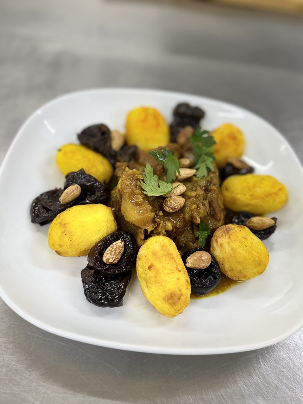 Tajine aux pruneaux, amandes et pommes de terre safranées, menu oriental halal — Team Square Events